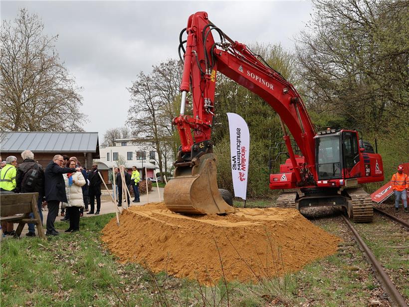 Roland Fox zeigt Verkehrsministerin Yuriko Backes die Straßenbaustelle der Straßenbauverwaltung