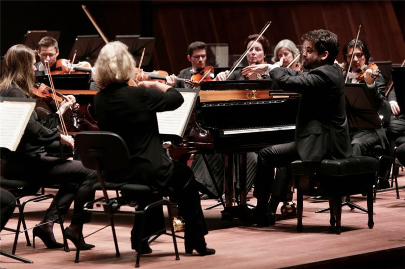 Der Dirigent Lahav Shani, gelernter Pianist, hatte ebenfalls den Solistenpart übernommen
