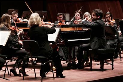 Der Dirigent Lahav Shani, gelernter Pianist, hatte ebenfalls den Solistenpart übernommen
