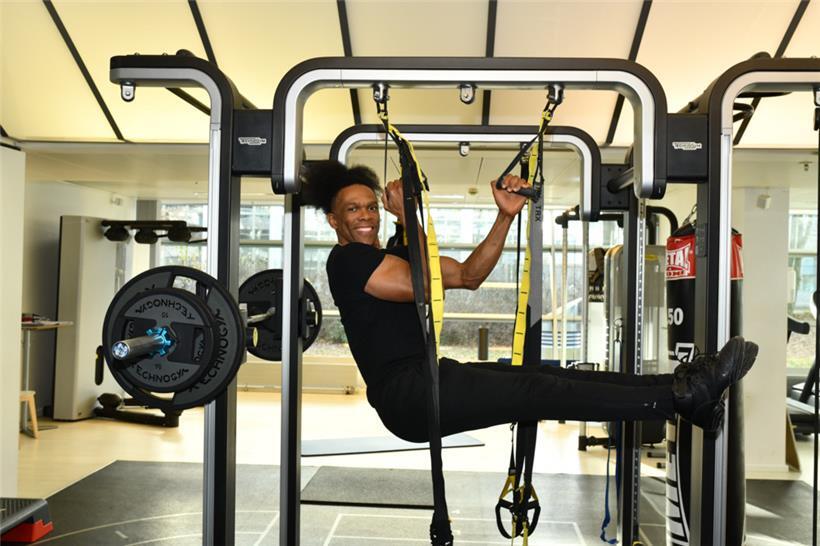 Der Dominikaner Mejia Rodolfo gibt Fitness- und Zumba-Kurse, kombiniert Training...