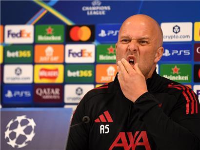 Niederländischer Athlet unter starkem Druck bei intensivem Wettkampf, emotionale Spannung sichtbar