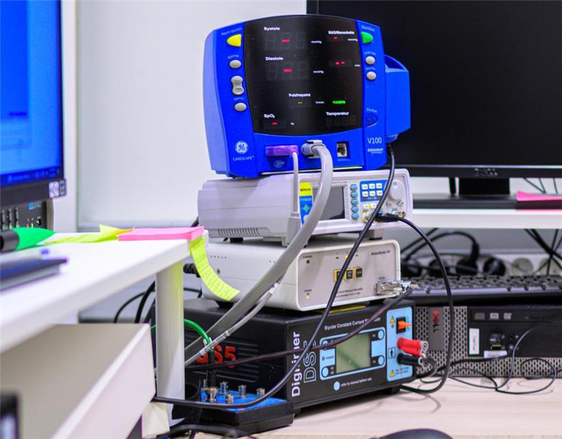 Der EEG zeichnet die Gehirnströme der Teilnehmer auf