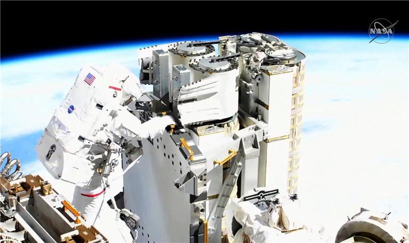 Der ESA-Astronaut Thomas Pesquet bei seinem Außeneinsatz an der ISS am 16. Juni 
