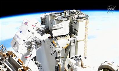 Der ESA-Astronaut Thomas Pesquet bei seinem Außeneinsatz an der ISS am 16. Juni 
