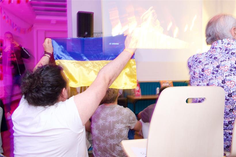 Der ESC als ein Spiegel politischer Dynamiken: Ukraine-Fan mit Landesflagge