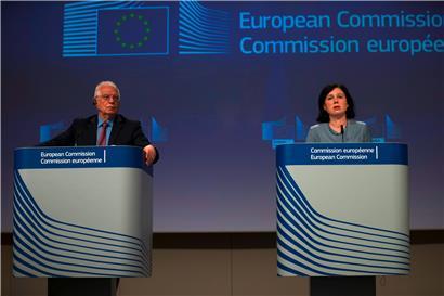 Der EU-Außenbeauftragte Josep Borrell und die EU-Kommissarin Vera Jourova informierten über Falschinformationen
