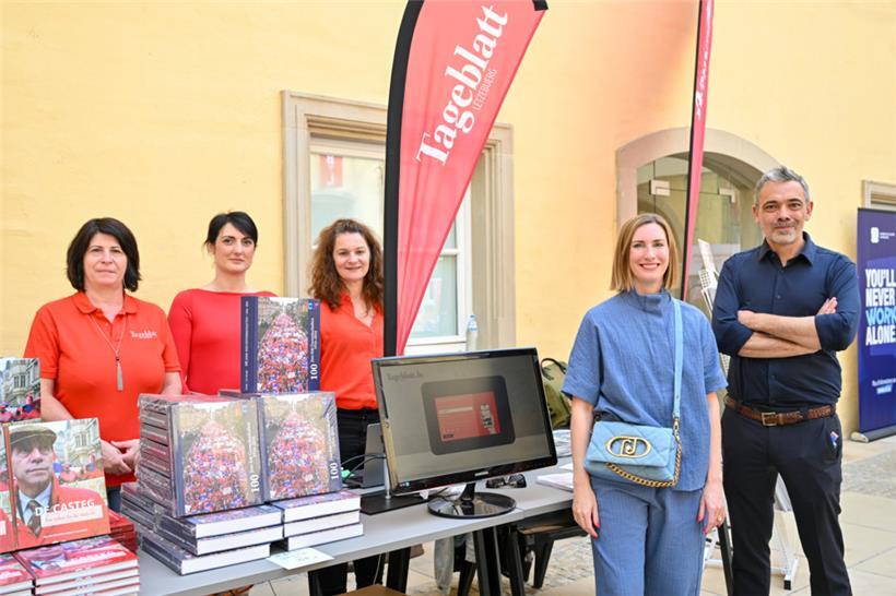 Der Editpress-Stand in der Abtei Neumünster mit Editpress-Direktorin Michelle Cloos (2 v.r.) und Tageblatt-Chefredakteur Armand Back (r.)
