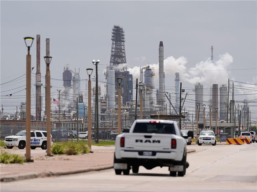 ExxonMobil Raffinerie in Baytown, USA, Symbol für fossile Energieriesen und deren Einfluss auf europäische Politik