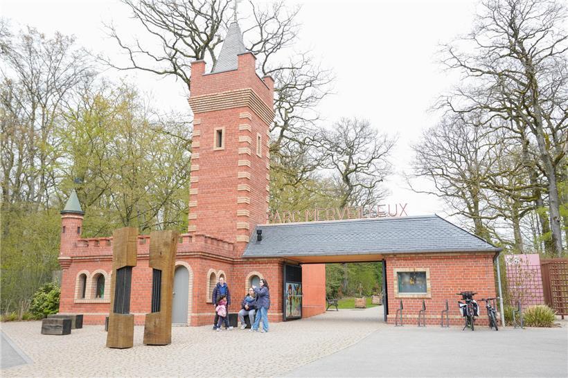 Eingang zum Parc Merveilleux mit Kasse, Besucher vor dem Freizeitpark in Luxemburg