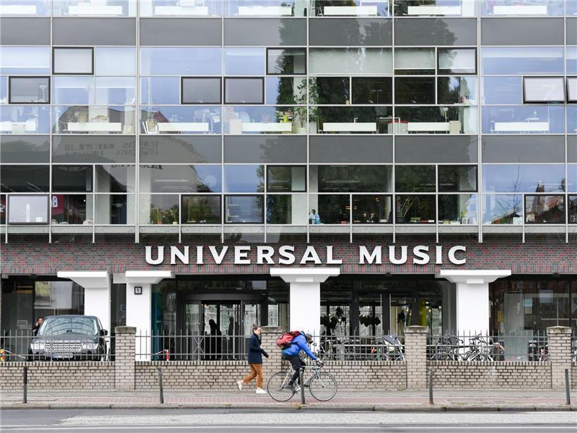 Eingang und moderne Fassade von Universal Music Gebäude in der Stralauer Allee, Berlin, Musikbranche Standort