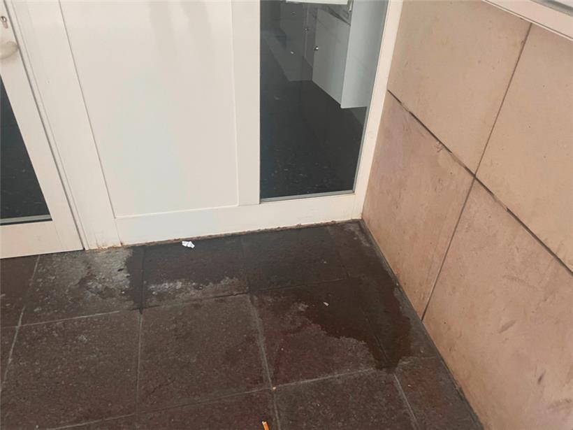 Der Eingang zu den Arztpraxen wird des Öfteren als Toilette missbraucht
