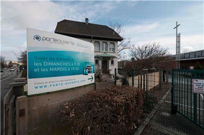 Der Eingang zur evangelischen Freikirche im Elsass – Gottesdienste werden mittlerweile nur noch live im Internet übertragen.
