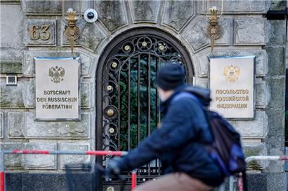 Der Eingang zur russischen Botschaft in Berlin
