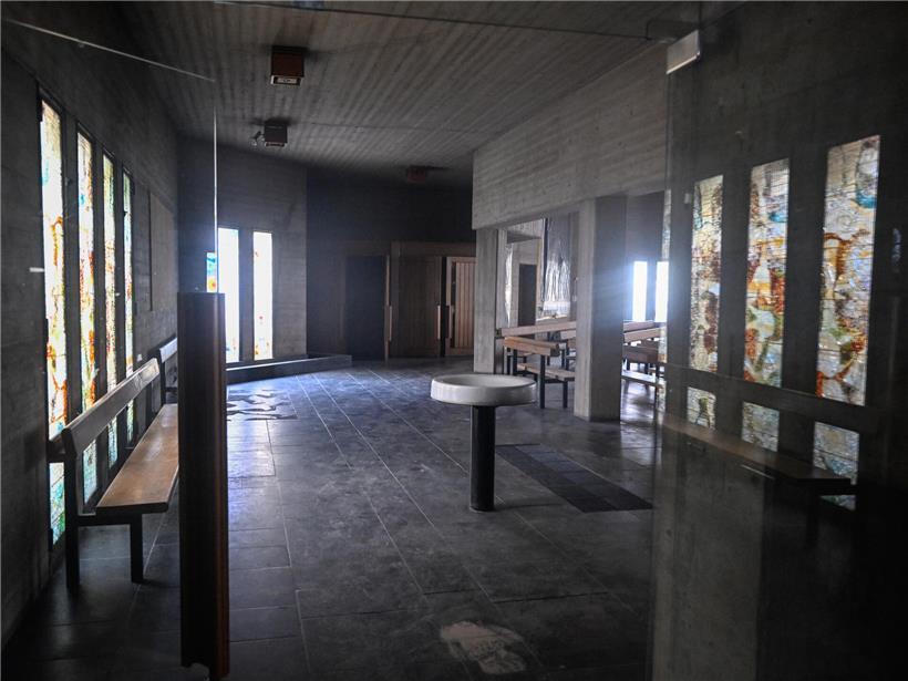 Eingangsbereich mit moderner Tür und einladendem Design, ideal für Haus oder Büroeingang