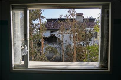 Der Einschlag eines Projektils ist an der Wand des UN-Gästehauses zu sehen, in dem sich Mitarbeiter der Vereinten Nationen aufhielten, als das Gebäude im Zentrum des Gazastreifens getroffen wurde, wobei mindestens ein Mitarbeiter getötet und weitere verletzt wurden
