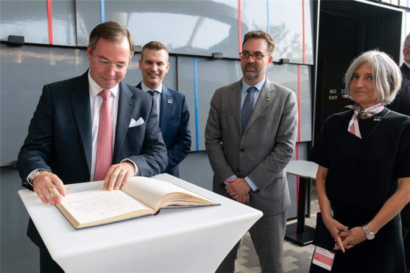 Der Eintrag ins Goldene Buch des Luxemburger Pavillons. Neben Guillaume stehen A...