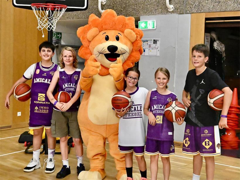 Kinder spielen Fußball bei Benefizspiel zugunsten der Fondatioun Kriibskrank Kanner, Spendenaktion für krebskranke Kinder