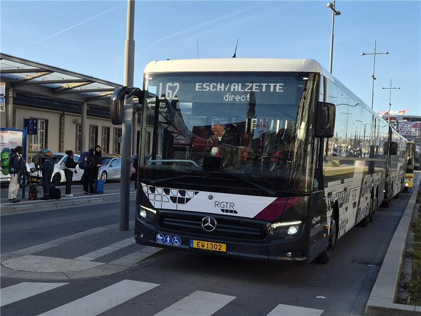 Ersatzbus Linie L62 fährt ohne Zwischenstopp zur Escher Gare, öffentlicher Nahverkehr Luxemburg.