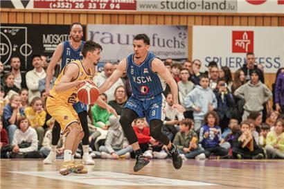 Der Escher Corentin Cornu (Nr. 8) bringt von der Bank aus neue Energie ins Escher Spiel
