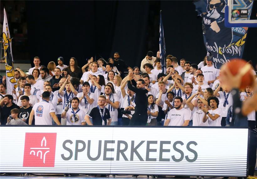 Der Escher Fanklub „Mighty Minetter“ feierte sein Team auch nach dem verlorenen ...