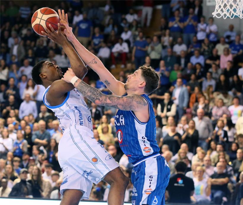 Der Ettelbrücker Raiquan Clark (in Weiß) konnte mit seinem physischen Spiel gege...