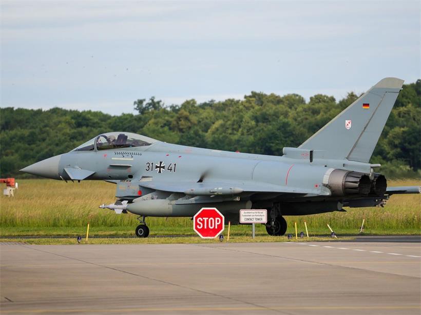 Eurofighter der deutschen Luftwaffe am Himmel, geplante FCAS-Nachfolge gestrichen, militärischer Kampfjet im Flug