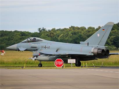 Eurofighter der deutschen Luftwaffe am Himmel, geplante FCAS-Nachfolge gestrichen, militärischer Kampfjet im Flug