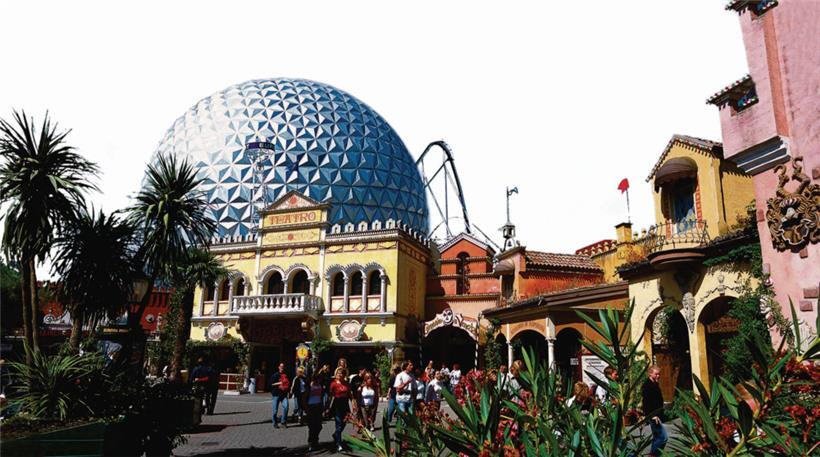 Der Europa-Park beherbergt mehr als 100 Attraktionen in 17 an europäischen Staaten inspirierten Themenbereichen
