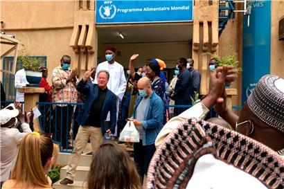 Der Exekutivdirektor des Welternährungsprogramms (WFP), David Beasley (Mitte links), den die Nachricht in der nigrischen Hauptstadt Niamey ereilte, freut sich über die Auszeichnung
