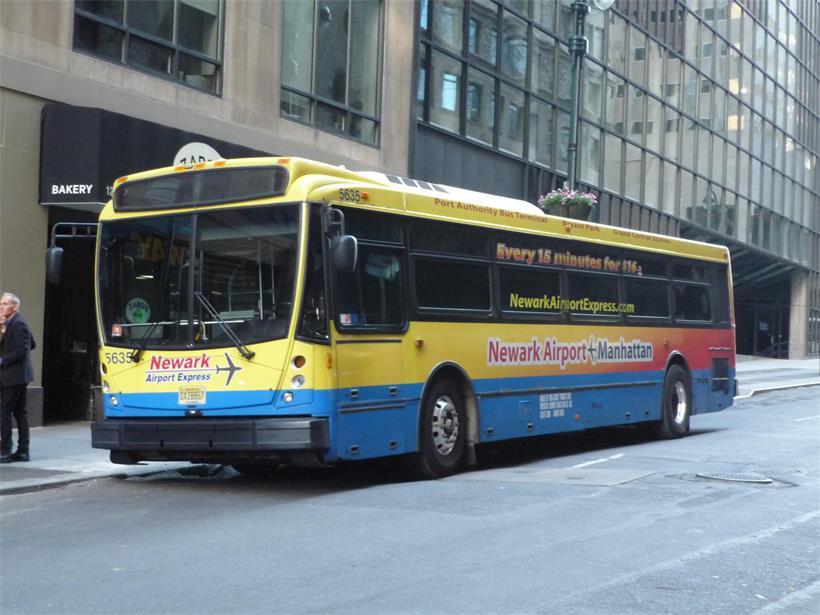 Der Expressbus in die Innenstadt fährt direkt am Terminal ab