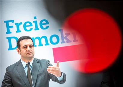 Der FDP-Generalsekretär Bijan Djir-Sarai verteidigt den umstrittenen Zwölf-Punkte-Plan seiner Partei
