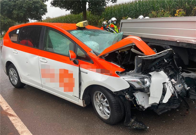 Der Fahrer des Taxis wurde nach dem Unfall schwer verletzt mit einem Hubschrauber ins Krankenhaus geflogen
