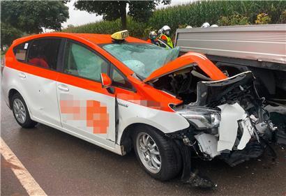 Der Fahrer des Taxis wurde nach dem Unfall schwer verletzt mit einem Hubschrauber ins Krankenhaus geflogen
