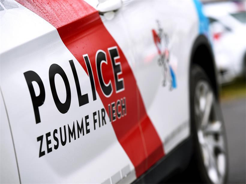 Der Fahrer eines weißen Lieferwagens flüchtete in Remich vor der Polizei und beschädigte dabei deren Dienstwagen