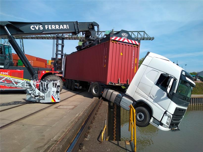 Der Fahrer hatte einen Schwächeanfall und ist deswegen fast ins Hafenbecken gefahren
