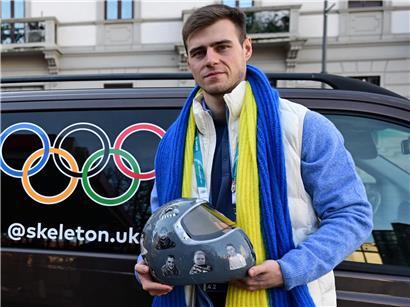 Porträt von Wladyslaw Heraskewytsch, zentrale Figur der aktuellen Winerspiele, vor thematischem Hintergrund