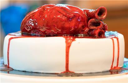 Der Fantasie der Kunden sind keine Grenzen gesetzt: blutige Herztorte zum Valentinstag
