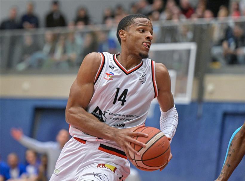 Der Felser Steven Julian kümmert sich unter den Körben um die „Drecksarbeit“
