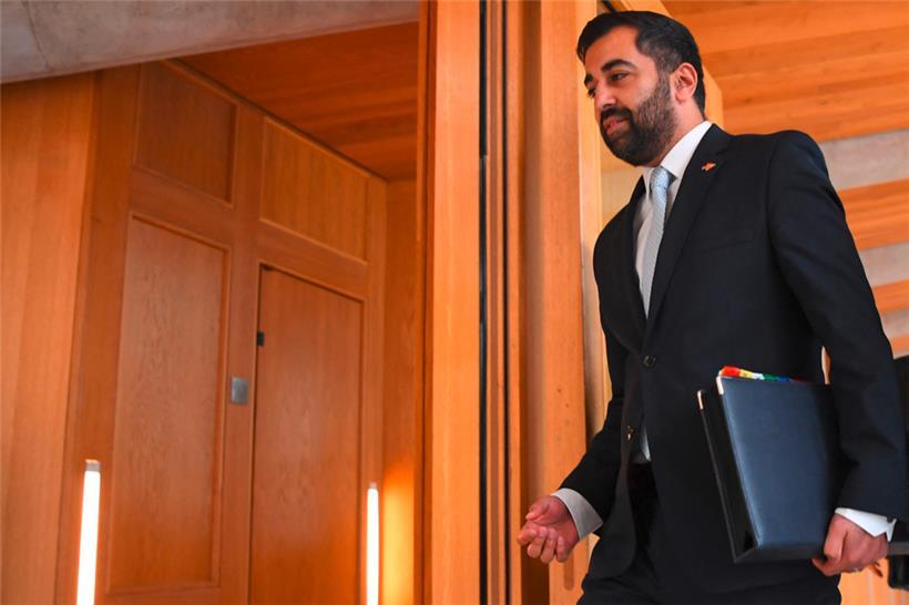 Der First Minister und SNP-Chef Humza Yousaf kommt im „Holyrood“ an, dem Sitz des schottischen Parlaments
