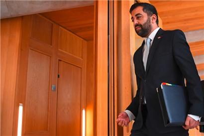 Der First Minister und SNP-Chef Humza Yousaf kommt im „Holyrood“ an, dem Sitz des schottischen Parlaments
