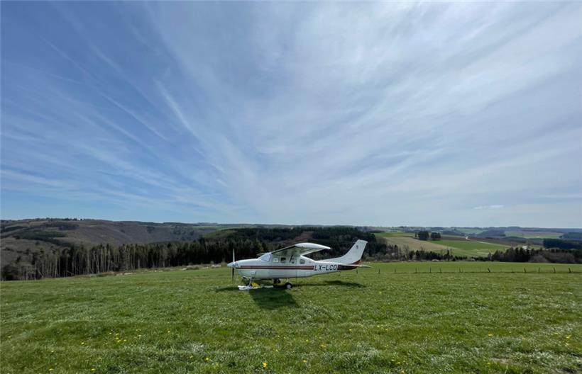Der Flieger stand auch noch am Dienstag auf dem Feld bei Bauschleiden
