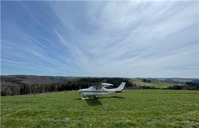 Der Flieger stand auch noch am Dienstag auf dem Feld bei Bauschleiden
