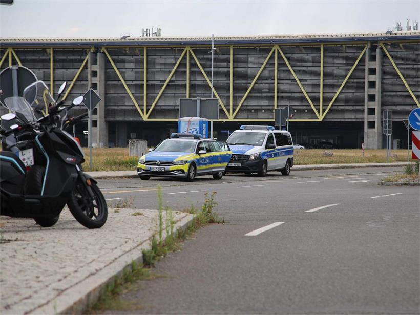 Der Flughafen Leipzig/Halle hat in der Nacht den Flugbetrieb eingestellt, nachdem ein unbekanntes Flugobjekt und zugleich ein verdächtiger Gegenstand gefunden wurden