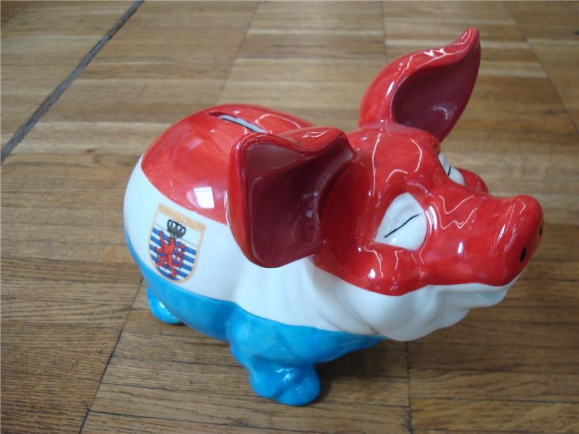 Kleines staatliches Sparschwein symbolisiert Fonds souverain intergénérationnel du Luxembourg für nachhaltige Investitionen
