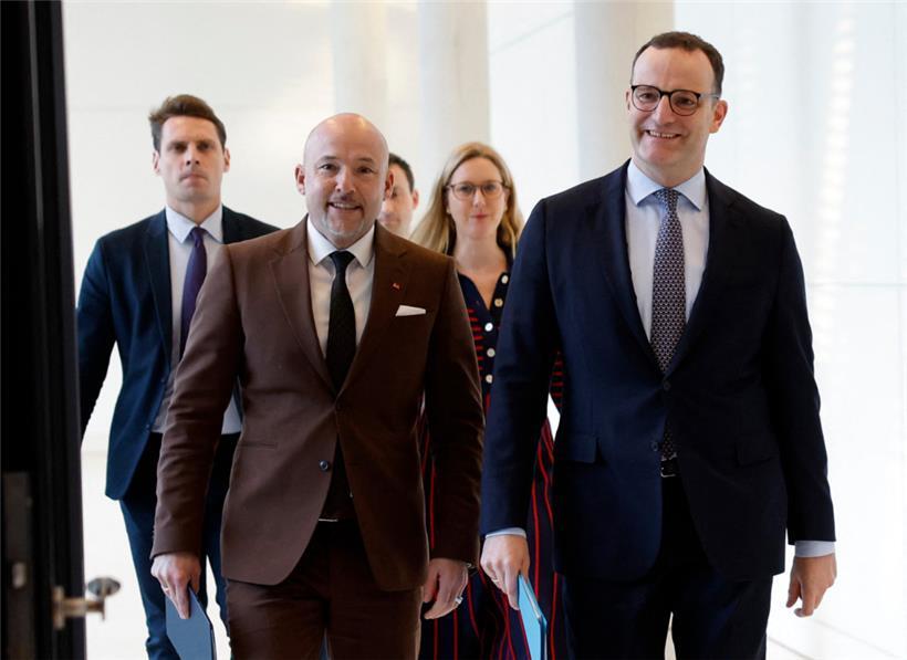 Der Fraktionschef der Unionsparteien, Jens Spahn (r.), müsste bei einem Scheitern der Abstimmung am Freitag über persönliche Konsequenzen nachdenken
