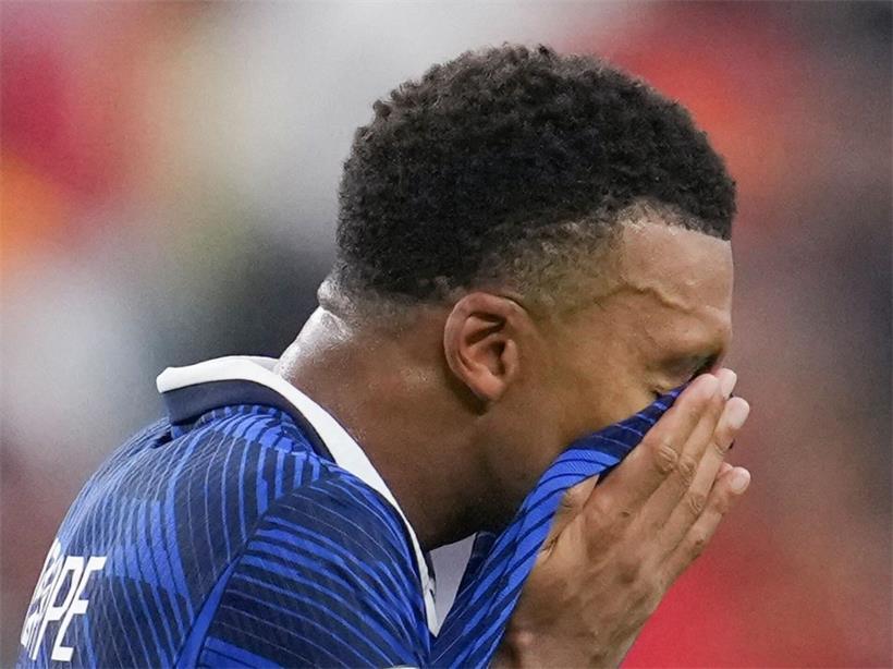 Der Franzose Kylian Mbappé reagiert nach dem Halbfinalspiel. 