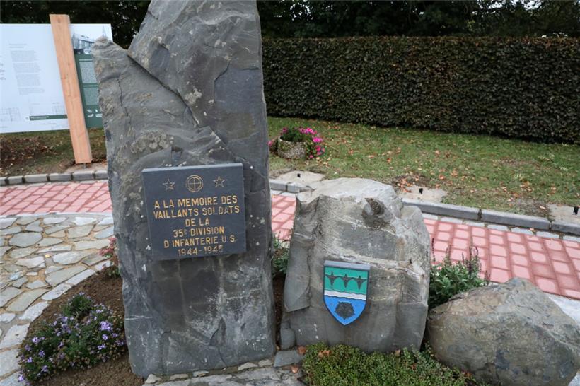 Der Gedenkstein für die 35. Infanteriedivision steht noch immer im Zentrum des P...