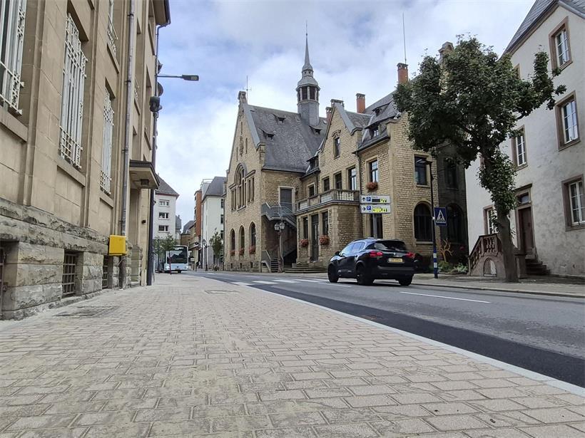 „Pedibus“ und Fahrrad-Parcours: Sicher zur Schule in Ettelbrück Der Gehweg in der rue du Canal ist jetzt deutlich breiter