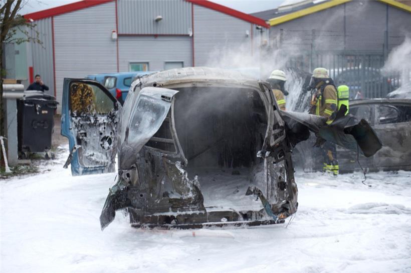 Der Geldtransporter steht ausgebrannt auf der Straße 
