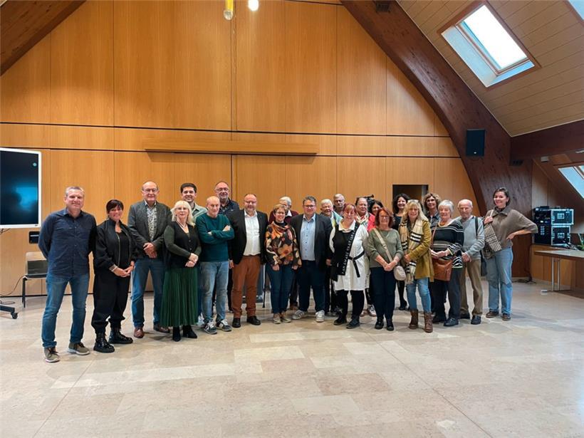 Der Gemeinderat und die Umweltkommission mit den Geehrten (rechts im Bild, vordere Reihe)
